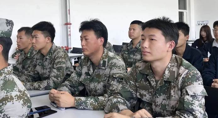 男人和女人坐在桌子边 AI 生成的内容可能不正确。