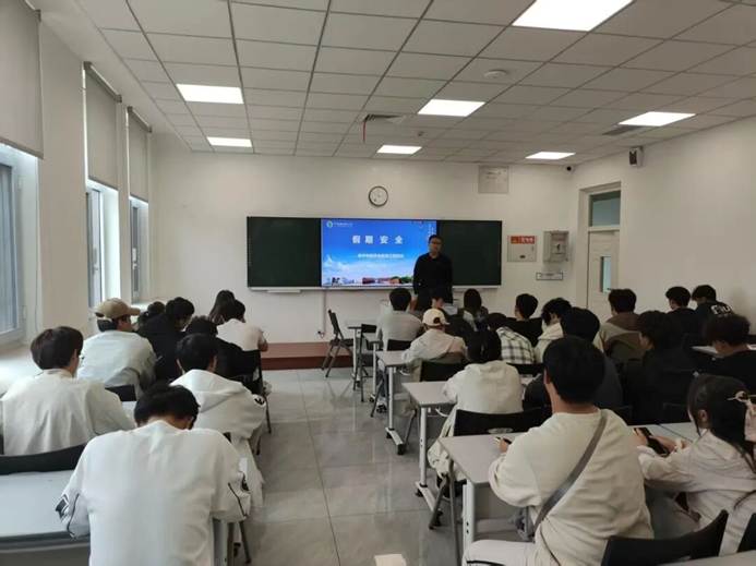 会议室里的人们 AI 生成的内容可能不正确。