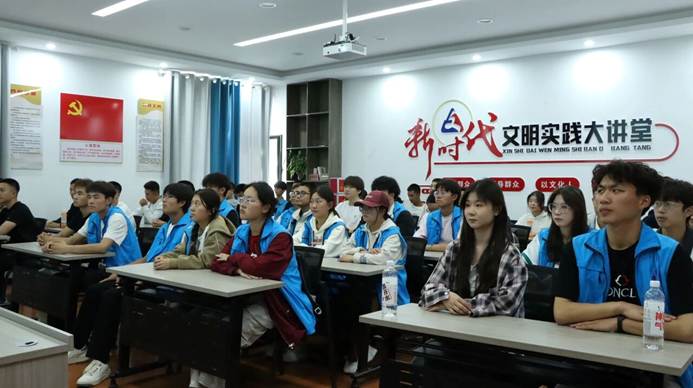 一群人在餐厅里 AI 生成的内容可能不正确。