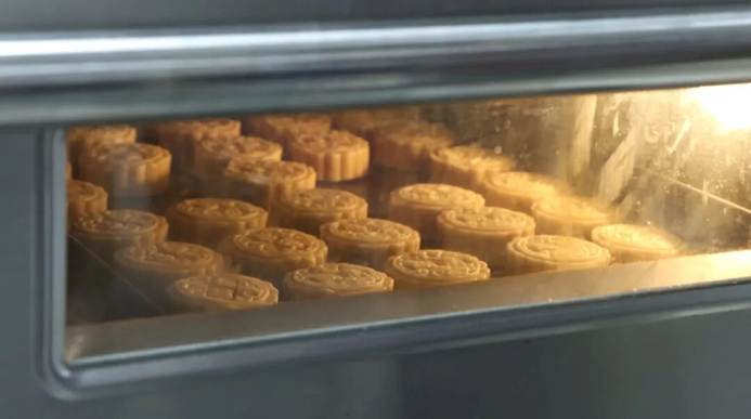 玻璃门上的食物 AI 生成的内容可能不正确。