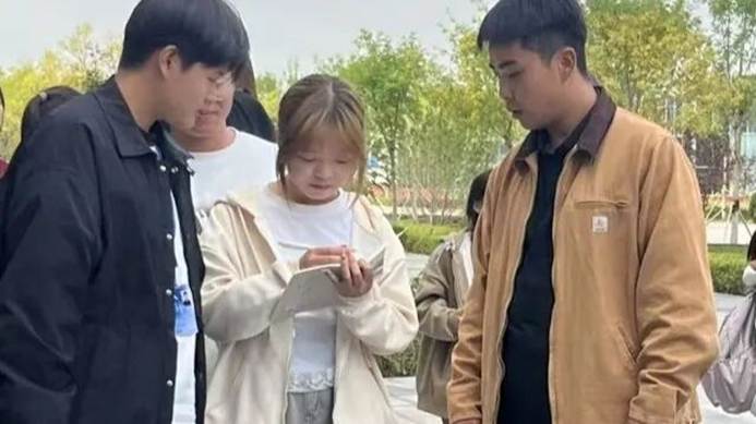 人站在一起 AI 生成的内容可能不正确。