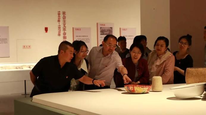 一群人在桌子边 AI 生成的内容可能不正确。