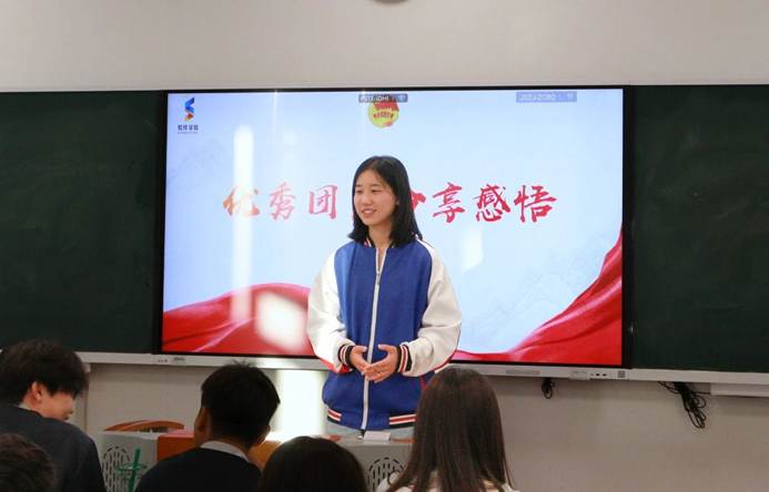 一群人站在屏幕前 AI 生成的内容可能不正确。