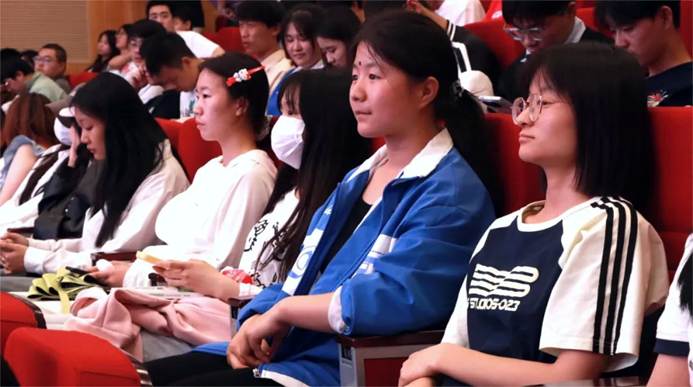 一群人正在聊天 AI 生成的内容可能不正确。