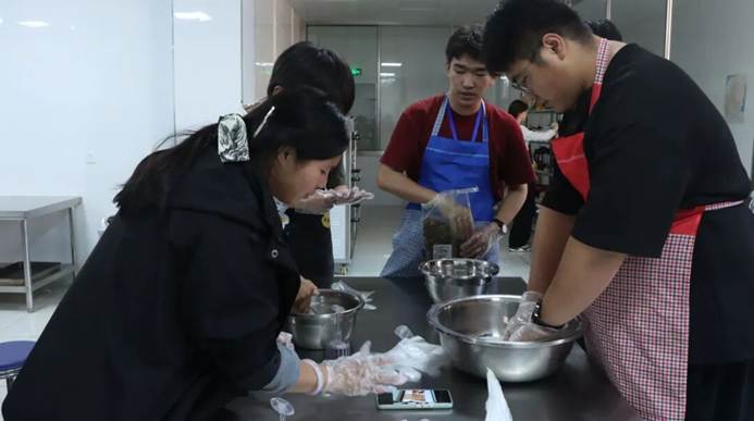 图片包含 人, 室内, 食物, 桌子 AI 生成的内容可能不正确。