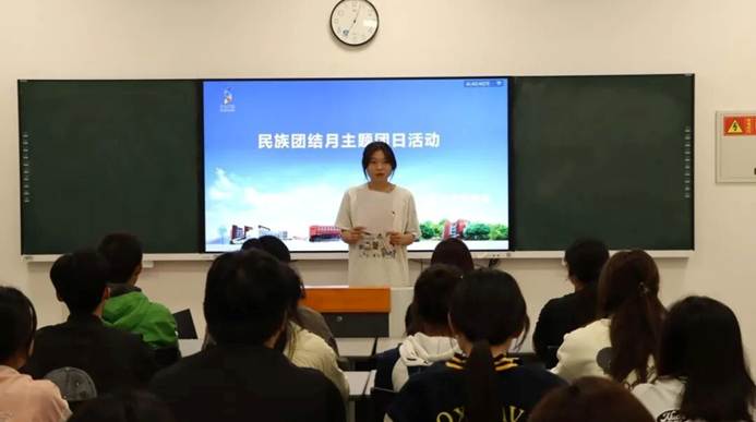 一群人正在听演讲 AI 生成的内容可能不正确。