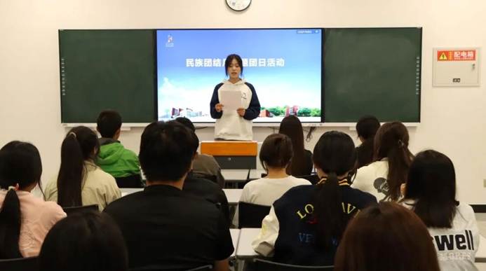 一群人正在听演讲 AI 生成的内容可能不正确。