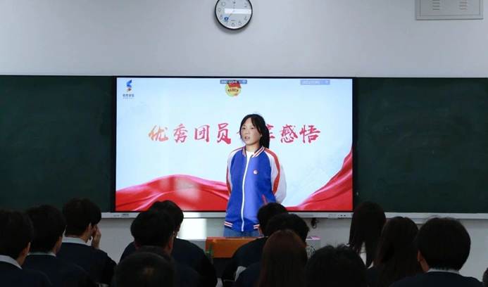 一群人坐在电视前 AI 生成的内容可能不正确。