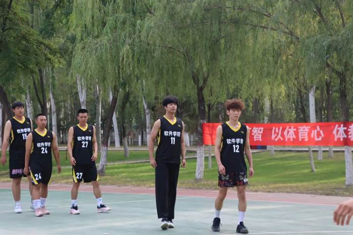 一群人走在树林里 AI 生成的内容可能不正确。