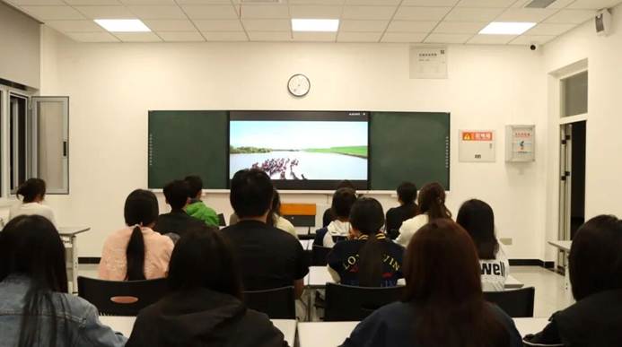 人们在房间里 AI 生成的内容可能不正确。