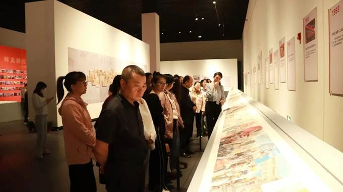 图片包含 室内, 站, 厨房, 女人 AI 生成的内容可能不正确。