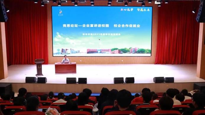 人们在看台上的人在电视前 AI 生成的内容可能不正确。