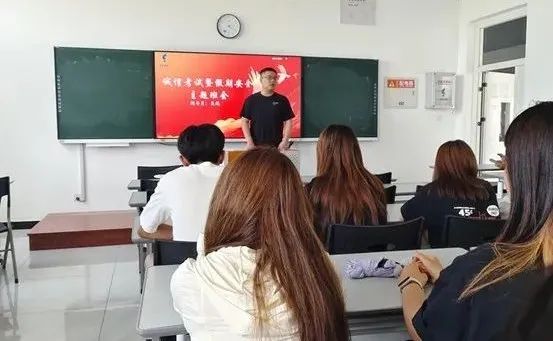 房间里的女人 AI 生成的内容可能不正确。