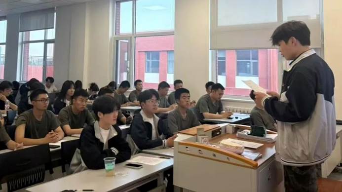 一群人坐在桌子前 AI 生成的内容可能不正确。