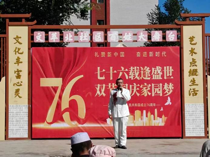 街道边立着广告牌子 AI 生成的内容可能不正确。