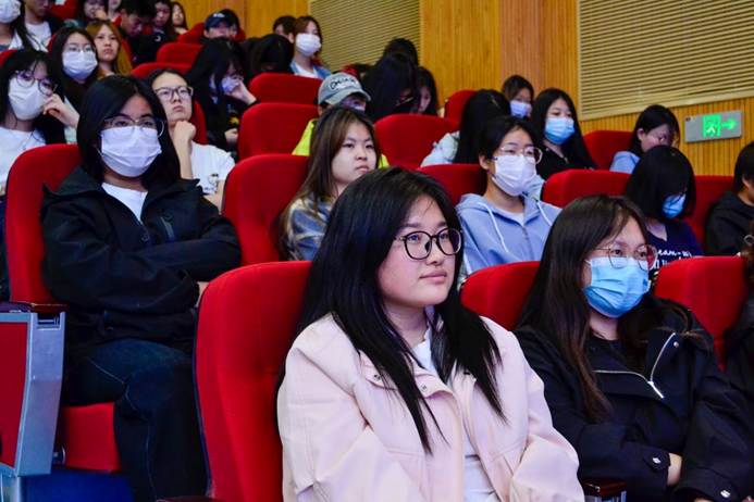 一群人聚在一起 AI 生成的内容可能不正确。