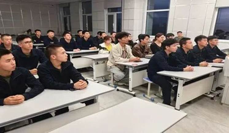 会议室里的人们 AI 生成的内容可能不正确。