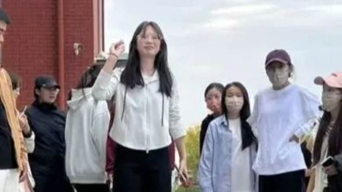 女人们站在一起 AI 生成的内容可能不正确。