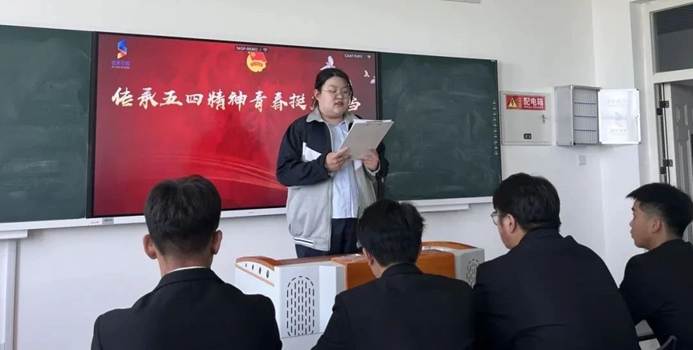 一群人在台上演讲 AI 生成的内容可能不正确。