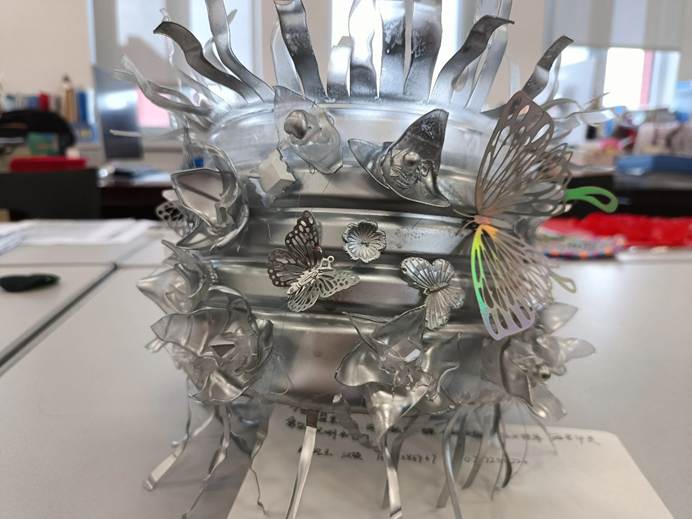 桌子上放了不同类型的摆设 AI 生成的内容可能不正确。