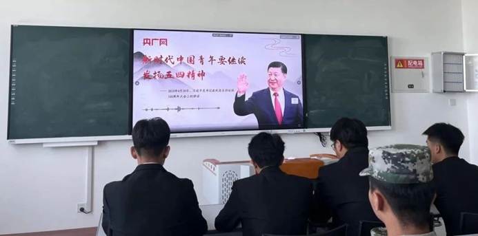 一群人在台上演讲 AI 生成的内容可能不正确。