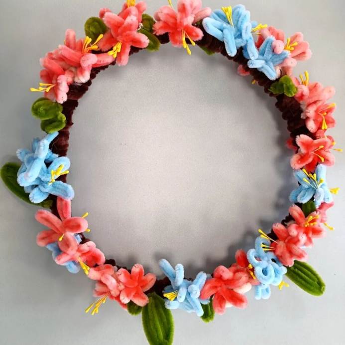 桌子上有花 AI 生成的内容可能不正确。