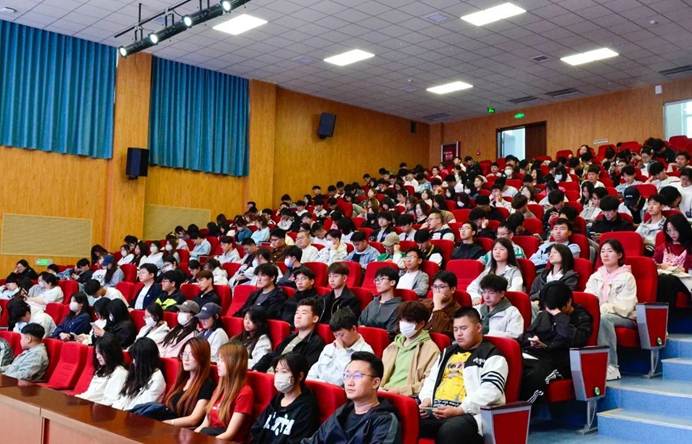 礼堂里有许多人 AI 生成的内容可能不正确。