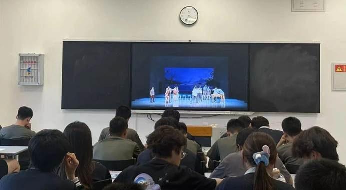 会议室里的人们 AI 生成的内容可能不正确。