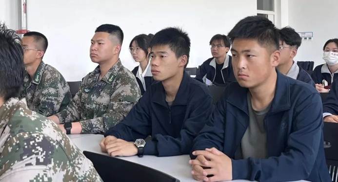 一群人正在聊天 AI 生成的内容可能不正确。