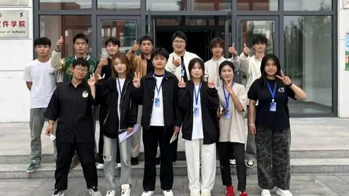 一群人站在一起 AI 生成的内容可能不正确。