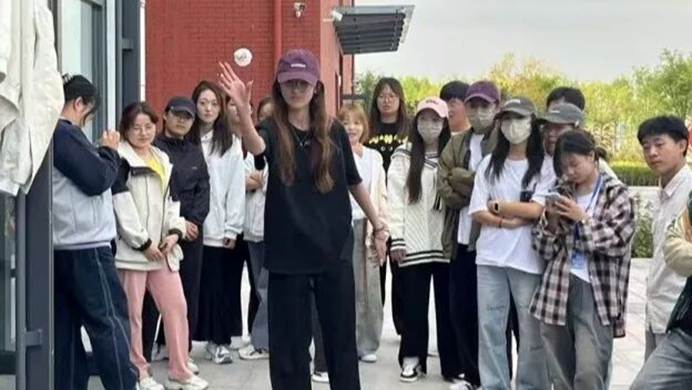 一群人站在一起 AI 生成的内容可能不正确。