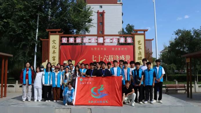 一群人站在街道上 AI 生成的内容可能不正确。