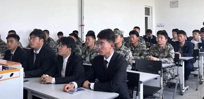 一群人在桌子前 AI 生成的内容可能不正确。