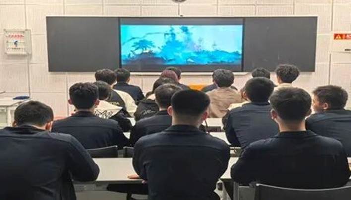 一群人在开会 AI 生成的内容可能不正确。