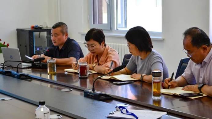 几个人在桌子前 AI 生成的内容可能不正确。