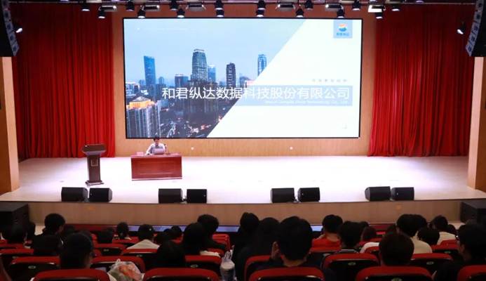 图片包含 室内, 桌子, 房间, 礼堂 AI 生成的内容可能不正确。