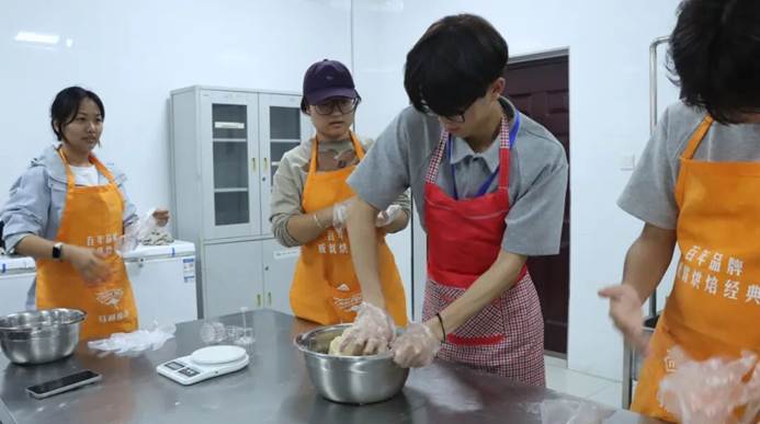 图片包含 人, 桌子, 食物, 男人 AI 生成的内容可能不正确。